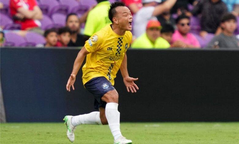 شاهد .. لاعب أوكلاند سيتى يتشاجر مع طبيبه