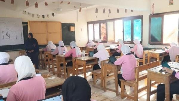 1829 طالبًا وطالبة بالثانوية العامة يؤدون امتحان اللغة العربية بالوادي الجديد