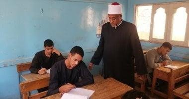 طلاب الثانوية الأزهرية في القسم العلمي يجتازون امتحان مادة الصرف