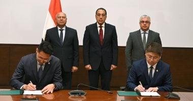 رئيس الوزراء يوقع على عقد إنشاء مجمع متكامل لمستلزمات الطاقة الشمسية