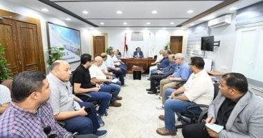وزير الإسكان يستعرض تقدم مشروعات مركز مارينا العلمين السياحي في اجتماع رفيع