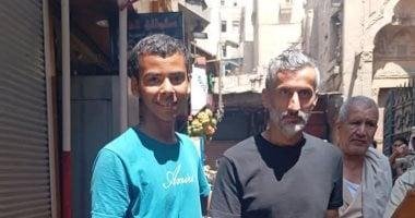 ريبيرو، مدرب الأهلي، يستمتع بالتجوال في شارع المعز ويلتقط صورًا مع الجماهير - فيديو حصري
