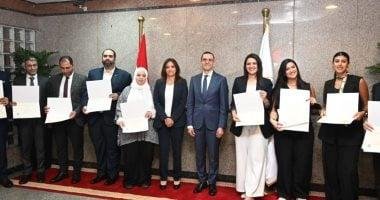وزير الاستثمار يوزع شهادات تخرج أول دفعة من دبلومة التجارة الخارجية