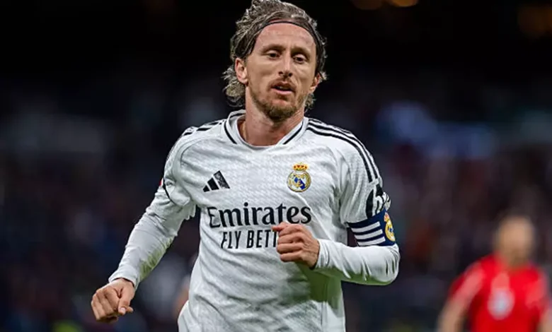 مودريتش يجري الفحص الطبي مع ميلان بعد مونديال الأندية: صفقة مثيرة في الأفق!