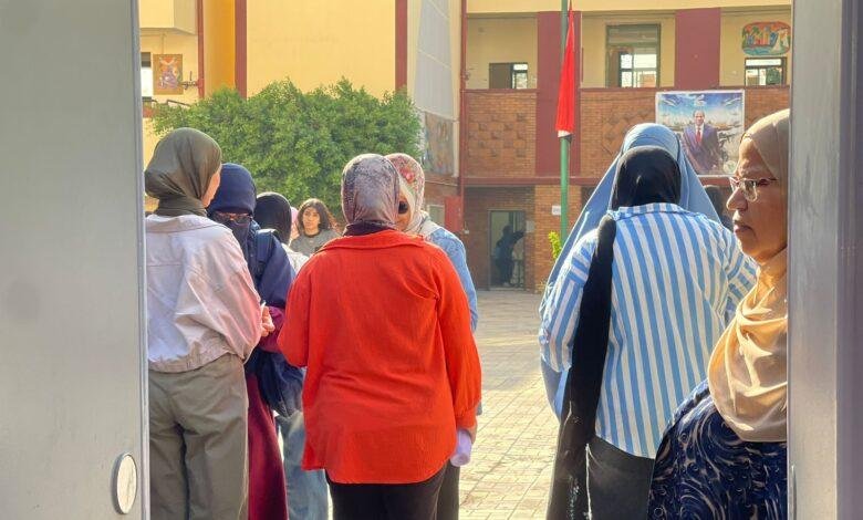 تفتيش مكثف لطلاب الثانوية العامة قبل دخول لجان الفيزياء والتاريخ – صور حصرية