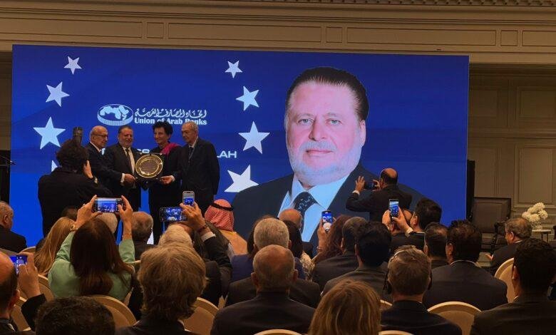حسن عبدالله يفوز بجائزة محافظ العام 2025 من اتحاد المصارف العربية