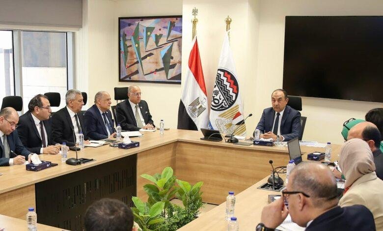 اجتماع مهم لوزير قطاع الأعمال العام مع رؤساء الشركات القابضة لتعزيز الأداء والابتكار