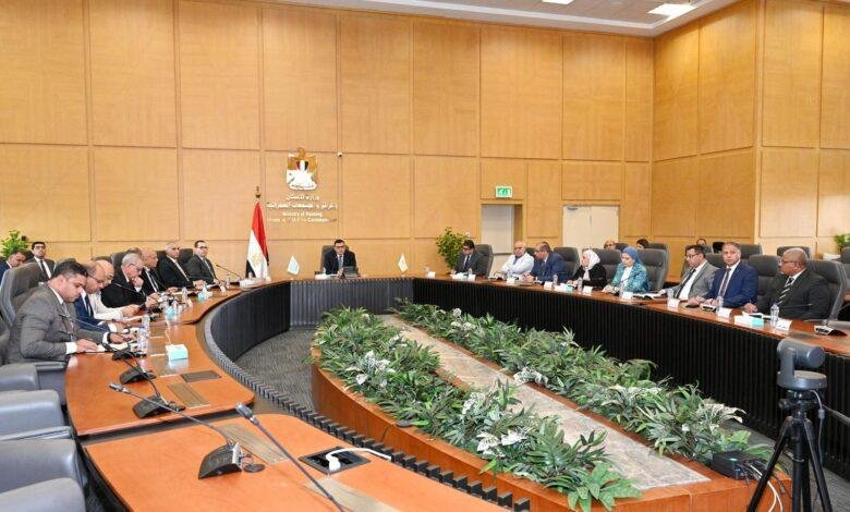 وزير الإسكان يدعو رؤساء المدن الجديدة لتبني إجراءات فعالة لترشيد استهلاك الطاقة والمياه