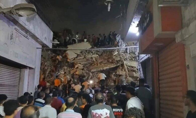 استمرار جهود البحث عن المفقودين تحت أنقاض عقار السيدة زينب المنهار - تفاصيل وصور