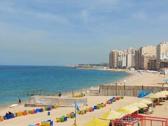 بعد دخول فصل الصيف 2025.. ما هي أجمل شواطئ الإسكندرية والأسعار؟