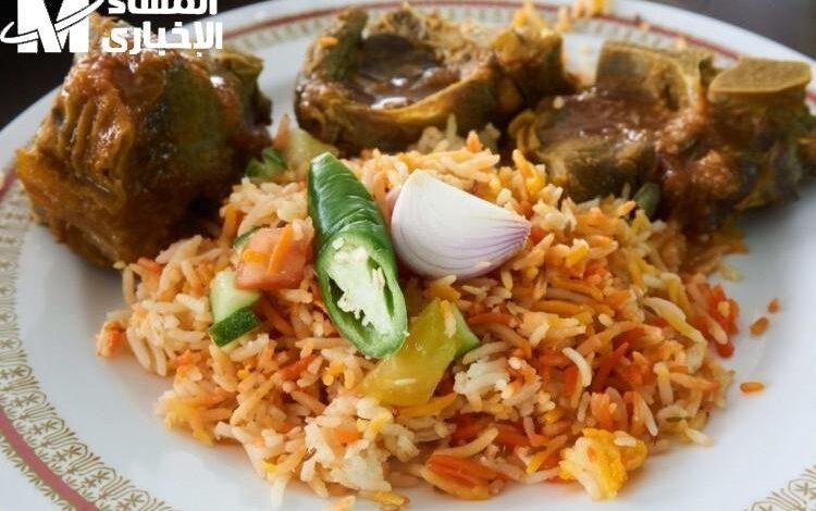الحنيذ السعودي: نكهة تأخذك إلى عالم آخر مع كل لقمة من اللحم الذائب!