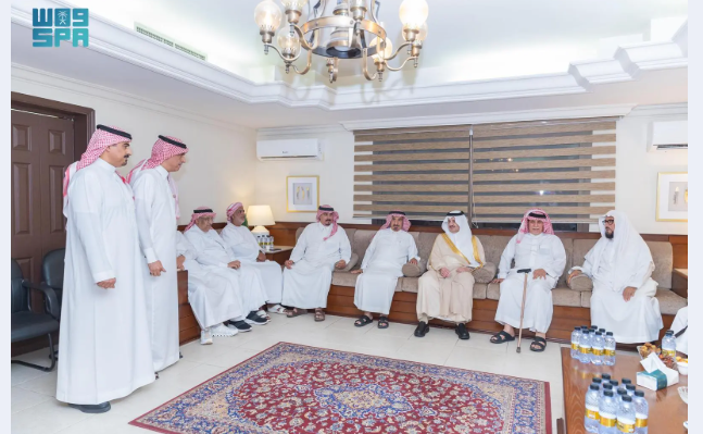 أمير المنطقة الشرقية يعزي في وفاة والدة سعود العطيشان