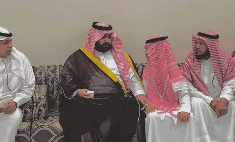 أمير جازان يقدم واجب العزاء لذوي الإعلامي موسى محرق