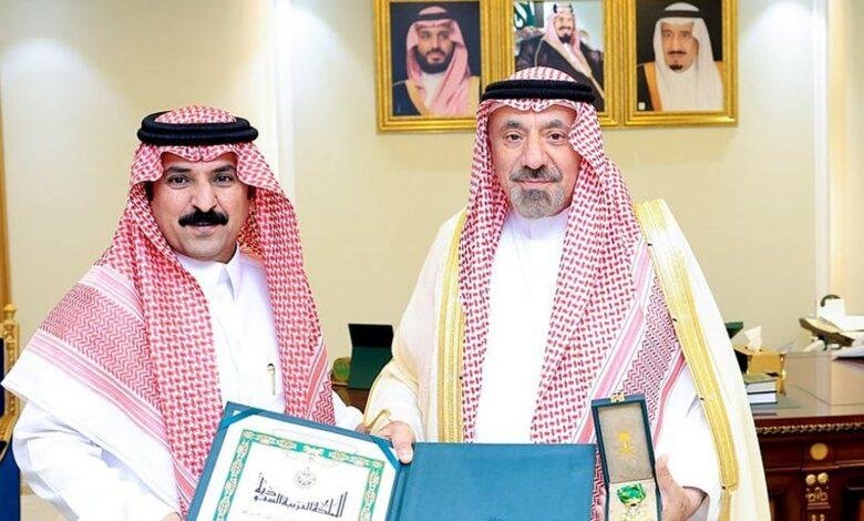 أمير نجران يسلم رئيس مركز منادي وسام الملك عبدالعزيز من الدرجة الثالثة لتبرعه لوالدته بإحدى كليتيه