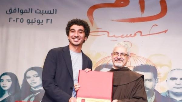 احتفاء خاص بـ كريم الشناوي وصُنّاع «لام شمسية» في ندوة المركز الكاثوليكي |فيديو