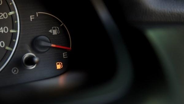 احذر.. هذا ما يحدث عند قيادة السيارة بعد إضاءة لمبة البنزين