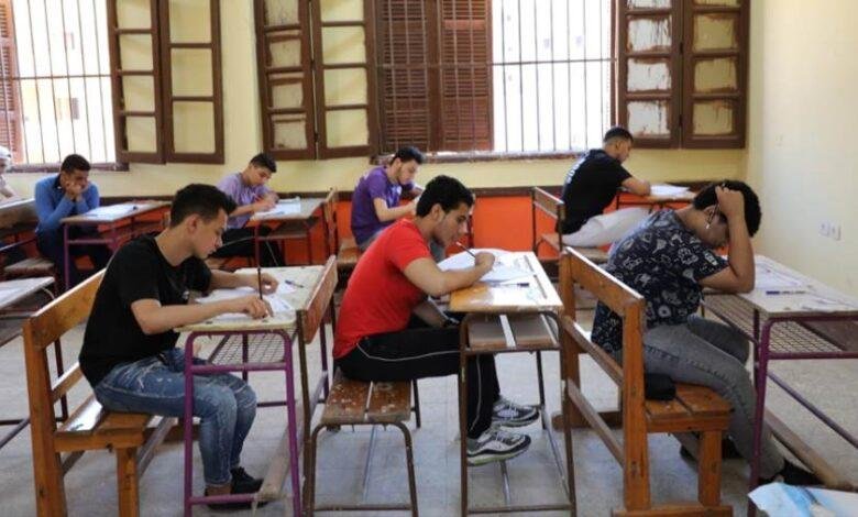 اختلاف بين الطلاب في تحديد مستوى الامتحان والتعليم تسيطر على محاولات الغش