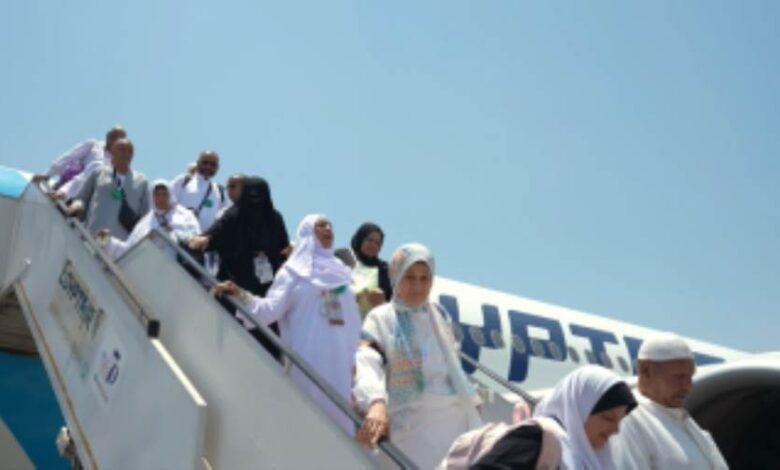 استقبال آخر الأفواج من ضيوف الرحمن بمطار القاهرة