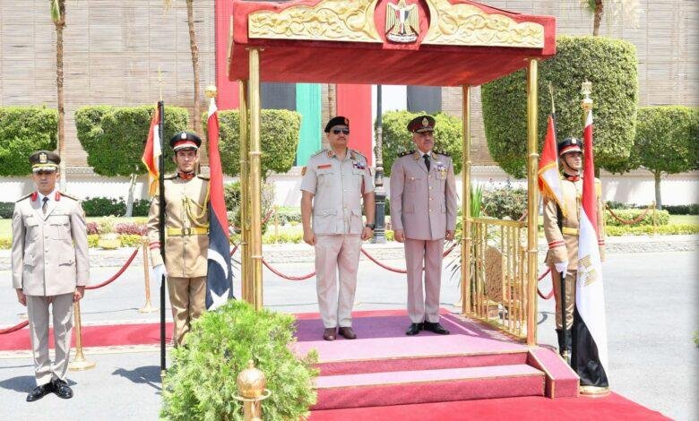 الفريق أحمد خليفة رئيس الأركان يلتقى رئيس أركان القوات البرية بالجيش الليبى