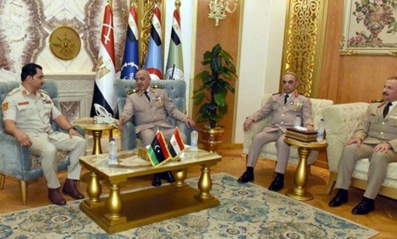 الفريق أحمد خليفة يلتقي رئيس أركان القوات البرية بالجيش الليبي