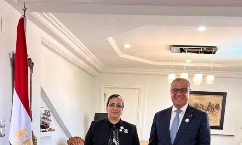 المستشارة أمل عمار تزور سفارة مصر بالجزائر