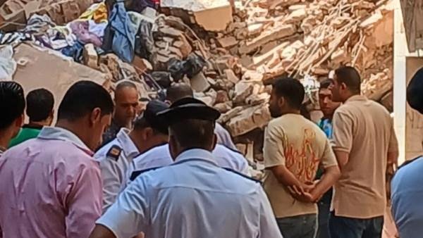انتشال سيدة خمسينية من أسفل أنقاض عقاري حدائق القبة