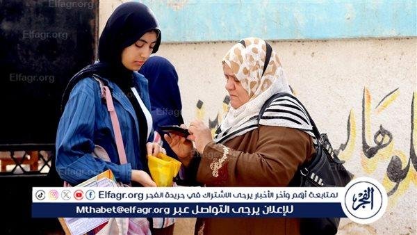 انتظار أولياء أمور طلاب وطالبات الثانوية العامة في قلق أمام اللجان بالدقهلية..صور