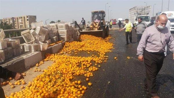 انقلاب سيارة "ربع نقل" محمّلة بالفاكهة على الطريق الإقليمي