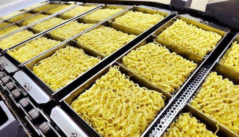 بالفيديو.. شاهد المجهر يكشف ماذا وجد داخل الإندومي "مفاجئة صادمة"
