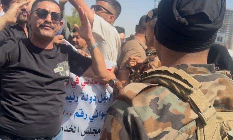 بغداد.. الفاحصون المدنيون بوزارة الدفاع يحتجون للمطالبة بحقوقهم (صور)