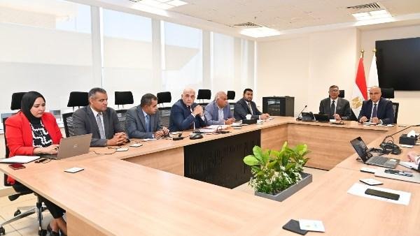 تأهيل محطات الرفع والمنشآت المائية لتوفير الإحتياجات..وزير الري ومحافظ الجيزة يبحثان سبل توفير المياه للمنطقة الصناعية بأبو رواش ومنع إلقاء المخلفات بالمجارى المائية