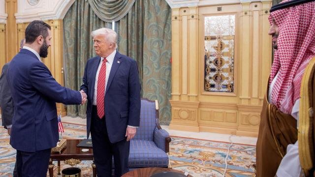 ترامب يوقع على أمر تنفيذي بإنهاء العقوبات عن سوريا