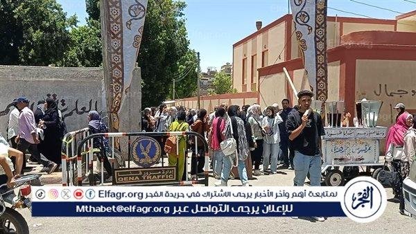 توافد طلاب الثانوية العامة بقنا على اللجان لأداء امتحان اللغة العربية وسط إجراءات مشددة