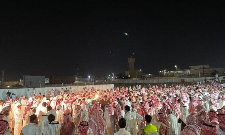 جموع غفيرة بجازان تودع الإعلامي موسى محرق إلى مقبرة الظبية