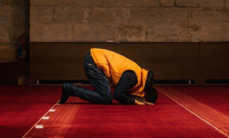 حكم صلاة المنفرد والجماعة قائمة.. الإفتاء توضح