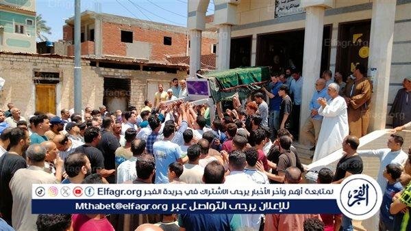"خطأ طبي تسبب في 3 ثقوب بالرئة والقصبة الهوائية".. انهيار أسرة "محمد" أثناء تشييع جثمانه بالبحيرة (فيديو)