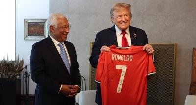 رونالدو يهدي ترامب قميصه "من أجل السلام"