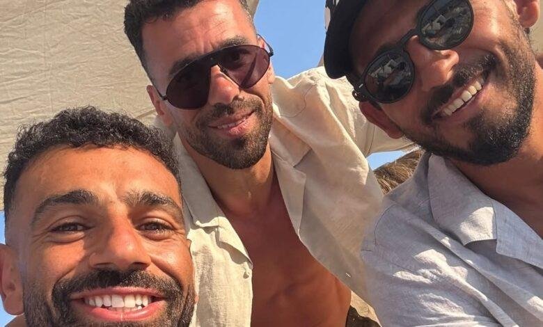 شاهد.. محمد صلاح رفقة عبدالله السعيد وحجازي أثناء الأجازة الصيفية