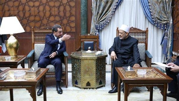 شيخ الأزهر للسفير الفرنسي: الحروب المجنونة لا يدفع ثمنها إلا الفقراء والمستضعفون