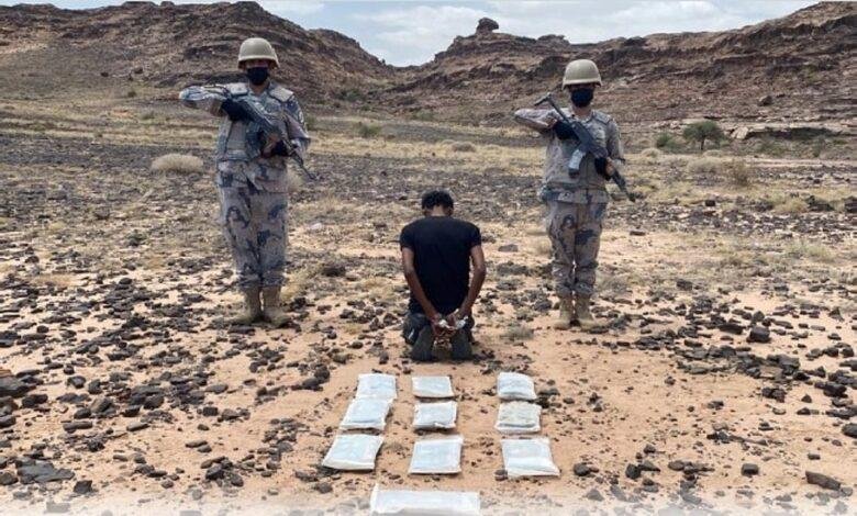 ضبط مخالف لنظام أمن الحدود لتهريبه 21.8 كيلوجرامًا من الحشيش بجازان