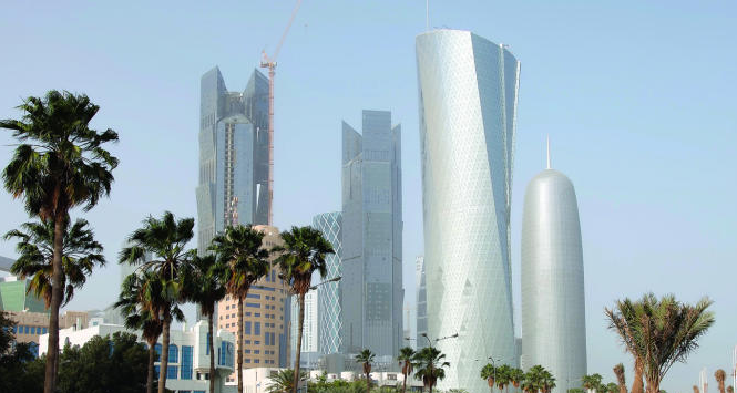 طقس شديد الحرارة في قطر اليوم وسط سماء صافية ورياح نشطة