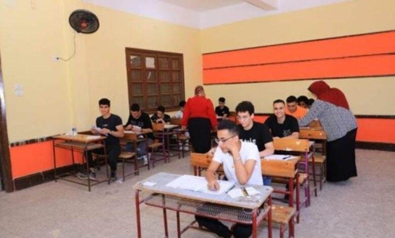 طلاب الثانوية العامة "النظام القديم" يؤدون الامتحان في مادة اللغة الأجنبية الثانية