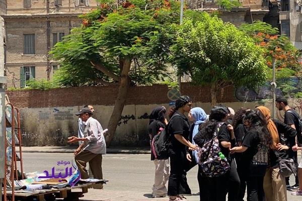 طلاب العلمي يصرخون من صعوبة الفيزياء .. والأدبي يحتفل بالتاريخ