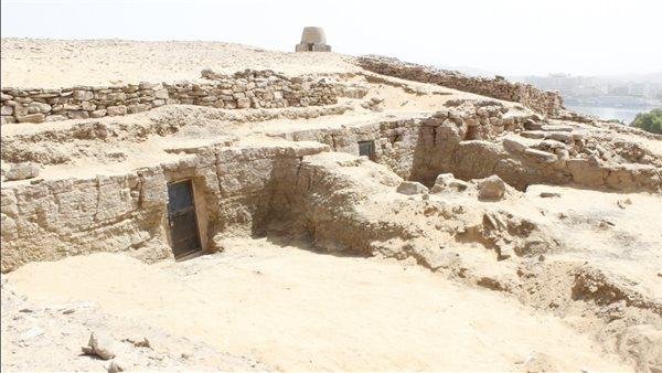 عاجل| تفاصيل الكشف عن 3 مقابر جديدة بجبانة قبة الهوا في أسوان