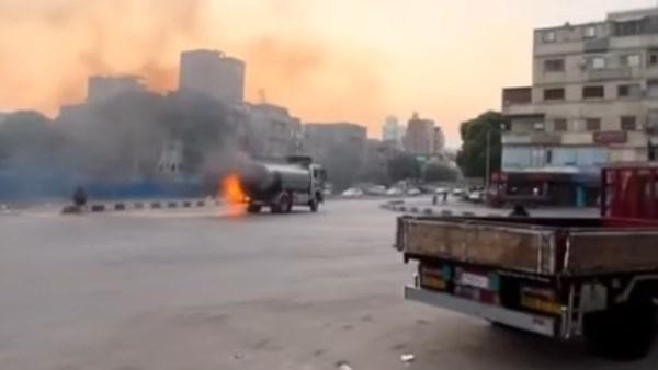 على غرار سائق العاشر.. شاب ينقذ "الجيارة" من كارثة بعد حريق سيارة جاز