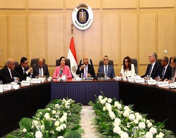 في اجتماع حاسم.. الحكومة تسحب أراضي المصانع غير الجادة
