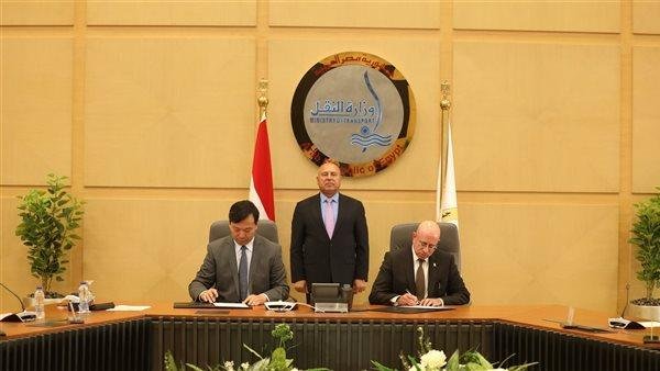 كامل الوزير يشهد توقيع عقد بناء سفينتين جديدتين مع ترسانة هانتونج الصينية