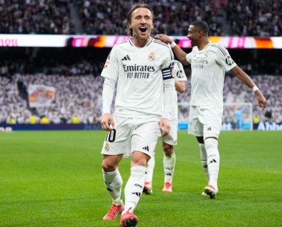 لوكا مودريتس بقميص الميلان فى الموسم الجديد