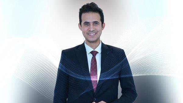 مؤمن الجندي يكتب: مهما صفق الواقفون