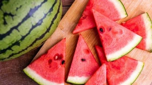 ماذا يحدث للجسم عند الإكثار من تناول البطيخ؟